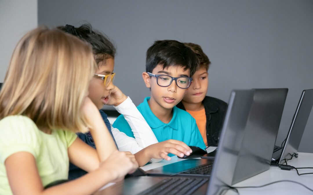 Tecnología y creatividad: por qué enseñar programación a través de videojuegos es clave para el futuro de nuestros niños